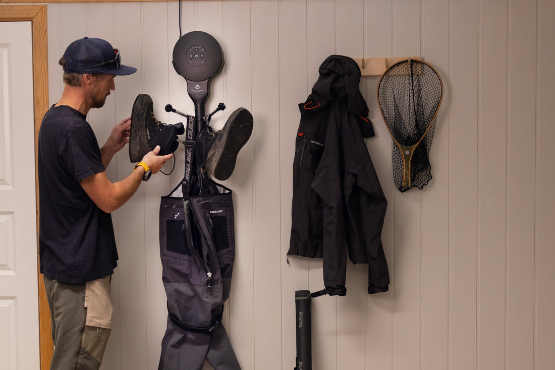 Man hanging his shoes on Hedgehog Dryer Black Buddy Ionic i3